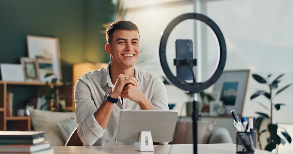 Natáčející se influencer před telefonem