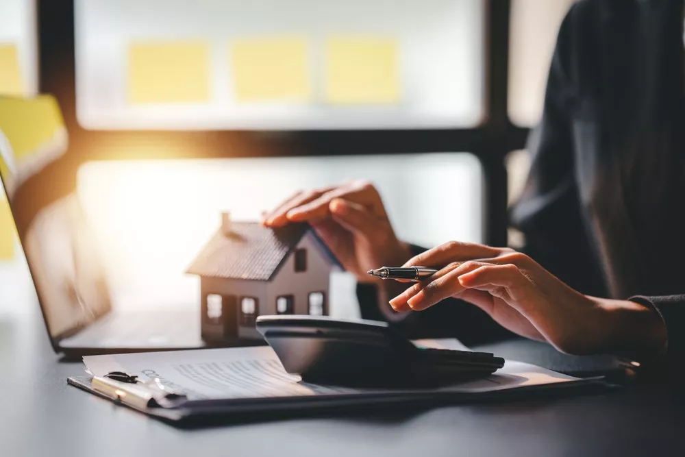 Kolik let musí šetřit průměrný Čech, aby si mohl v Praze koupit garsonku: Vyšlo moc smutné číslo