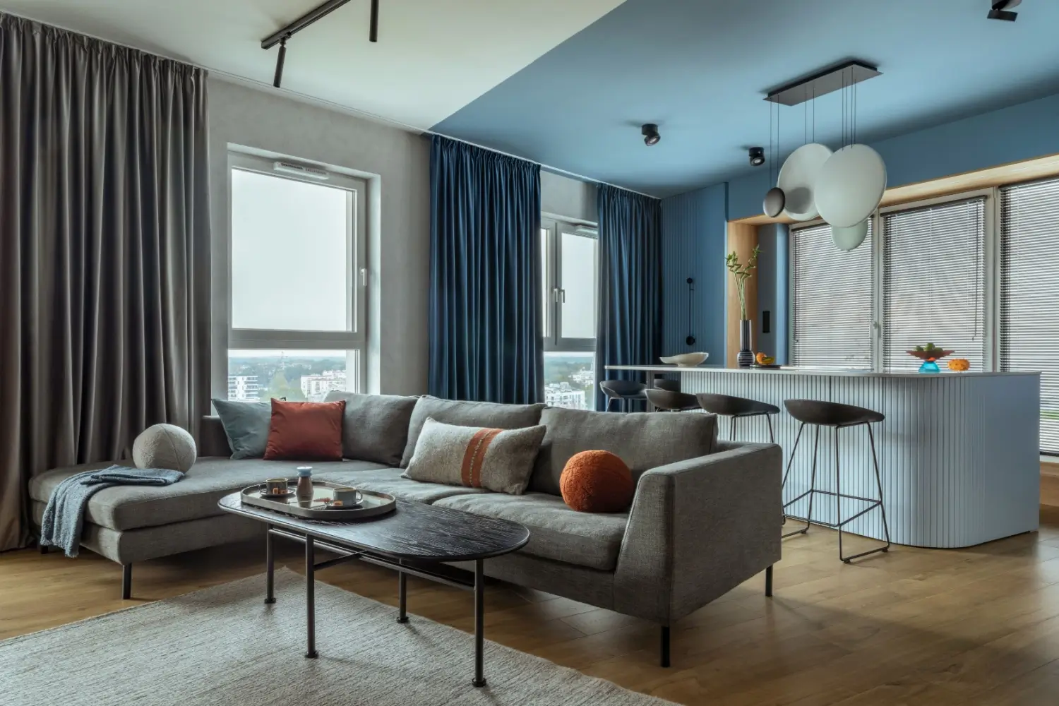 Zkontrolujte záclony. Zdánlivá drobnost vás v zimě připraví o tisíce korun