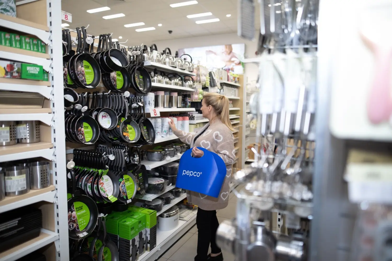 Žena nakupuje kuchyňsk&eacute; vybaven&iacute; v Pepcu