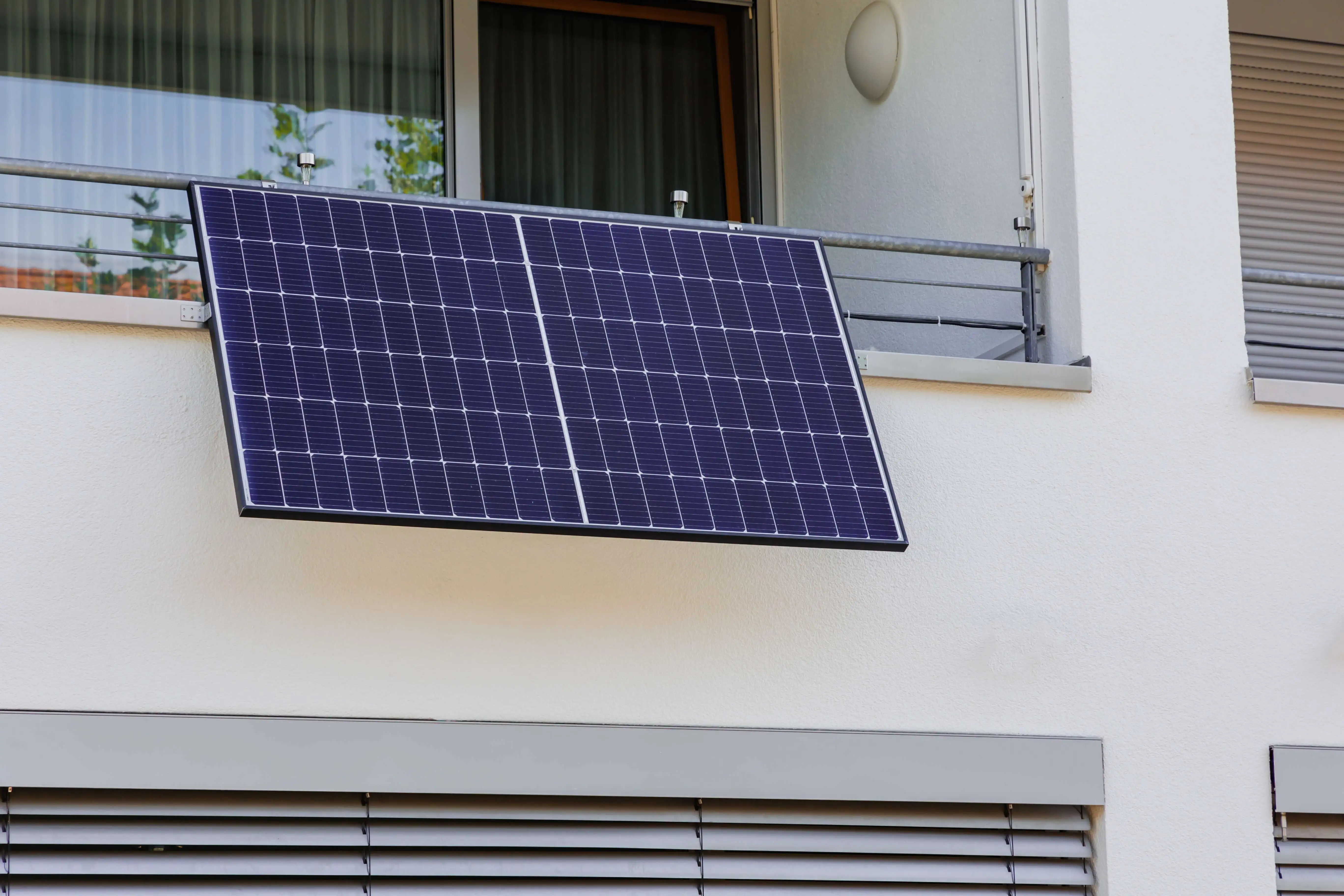 Koupil jsem si v Lidlu levný solární panel a dal ho na balkon. Bylo to nejlepší rozhodnutí mého života