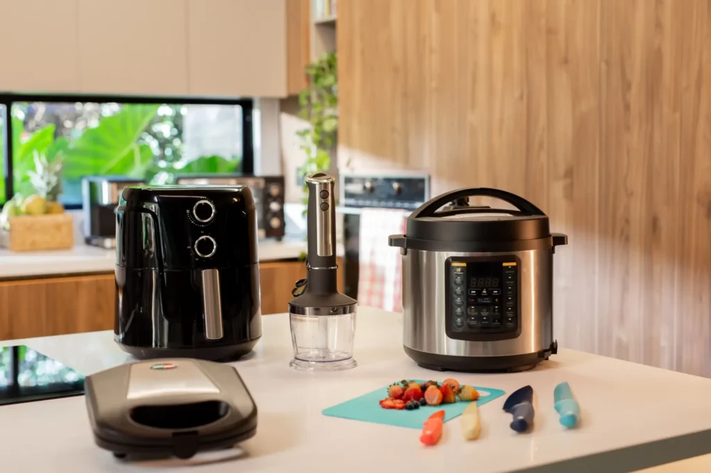 Dva multifunkčn&iacute; hrnce na lince