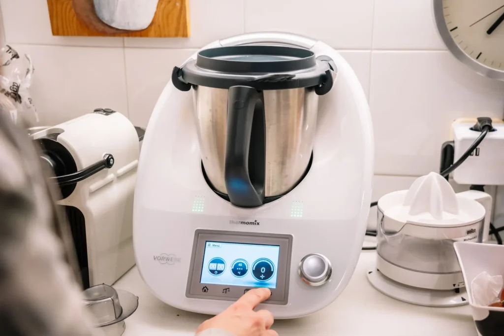 Žena obsluhuje Thermomix
