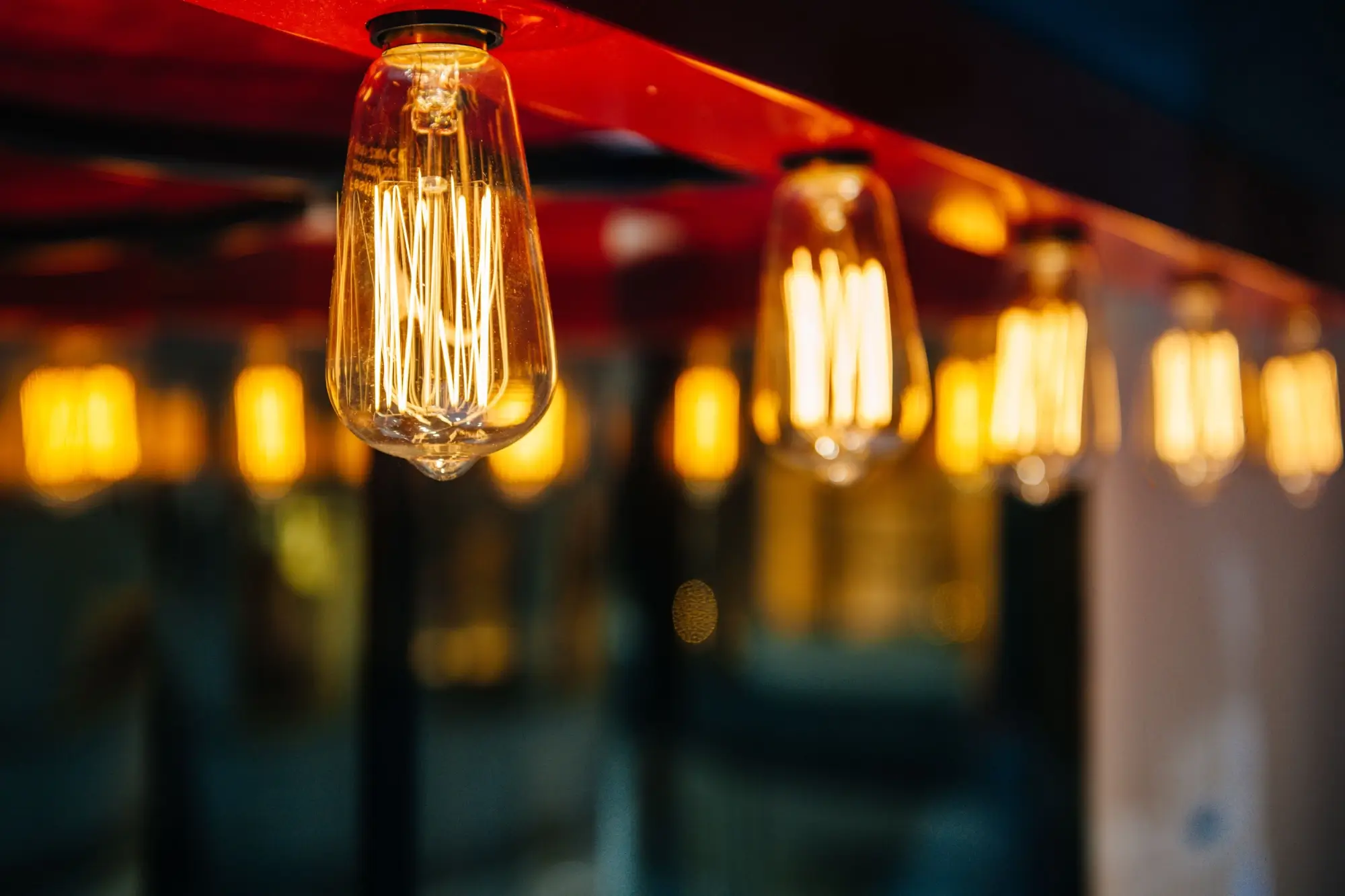 Češi se zbavují klasických žárovek. Nahrazují je vychytávkou krásnější, než je designový lustr