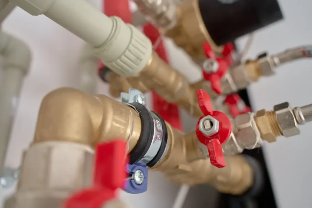 Detailn&iacute; pohled na trubky a ventily dom&aacute;c&iacute;ho rozvodu vody