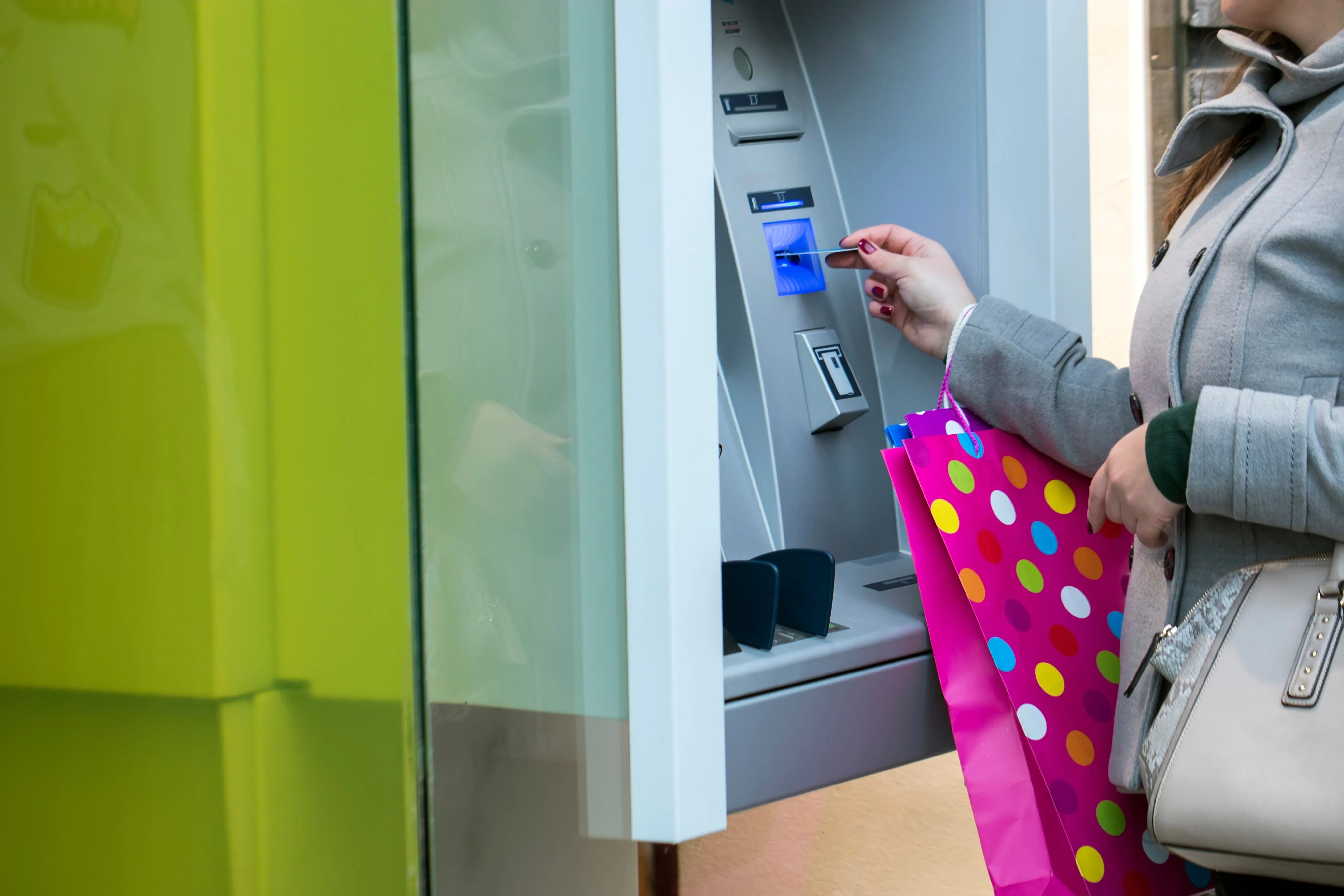 Bankomat vám sežral kartu, i když jste PIN zadali správně? Udělali jste jinou chybu! Češi toto pravidlo neznají a pak se diví