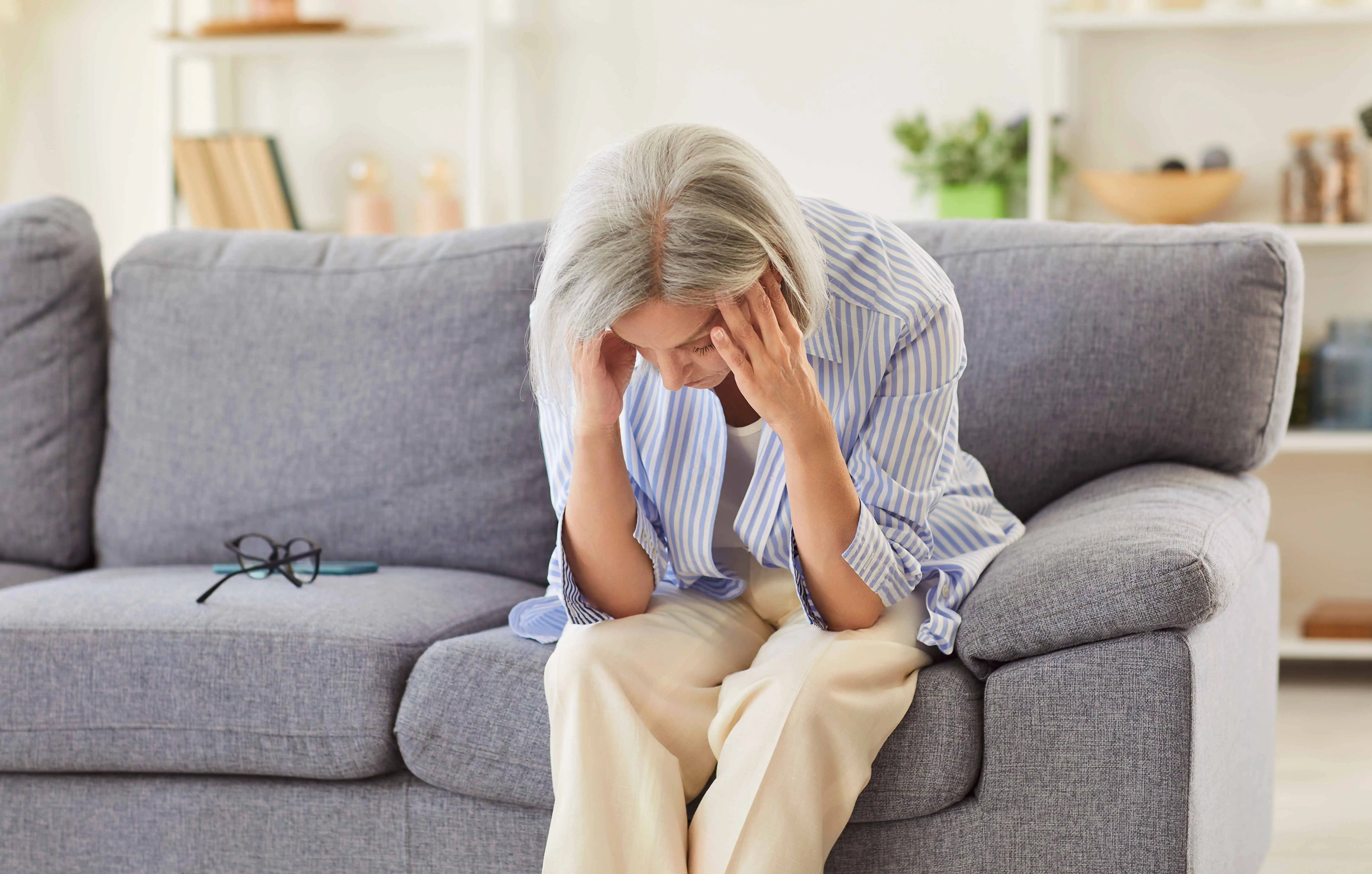 Senioři, neutrácejte za právníka. Na tomto čísle se můžete zeptat na úplně všechno a nezaplatíte ani korunu