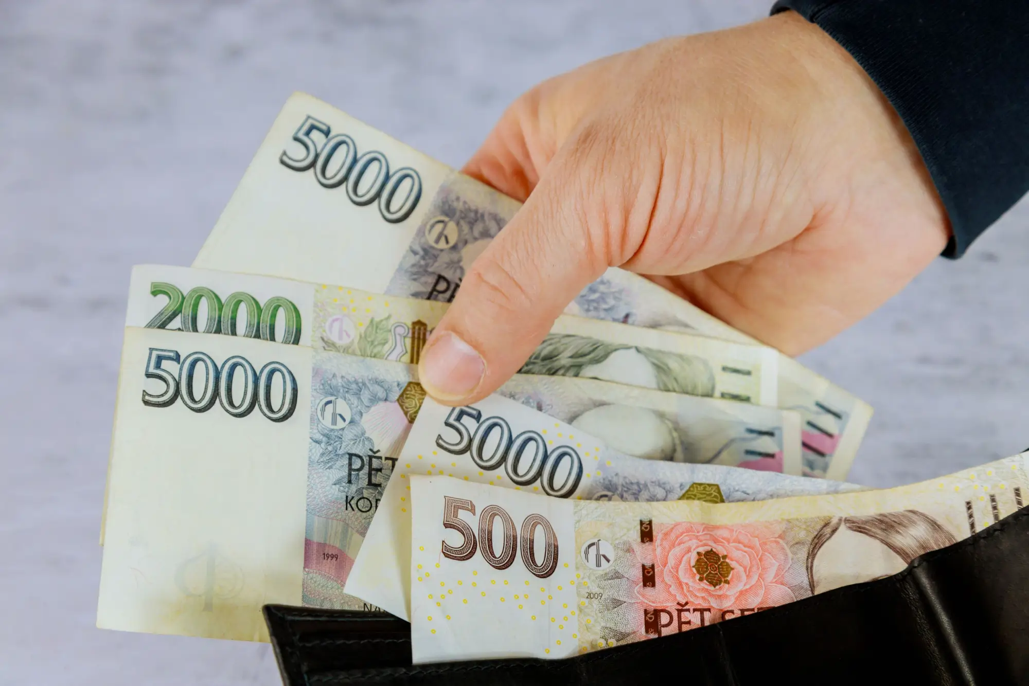 Těchto 5 věcí okamžitě vyhoďte z peněženky. Podle Feng-šuej vám zablokují bohatství a blahobyt