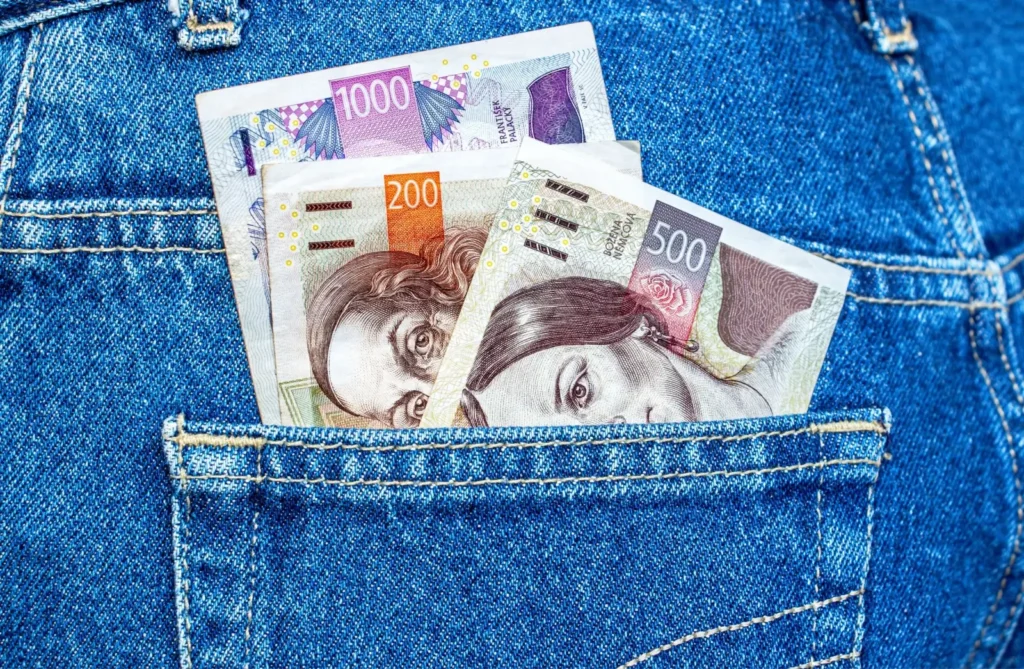 Česk&aacute; bankovky uložen&eacute; v zadn&iacute; kapse dž&iacute;nov&yacute;ch kalhot