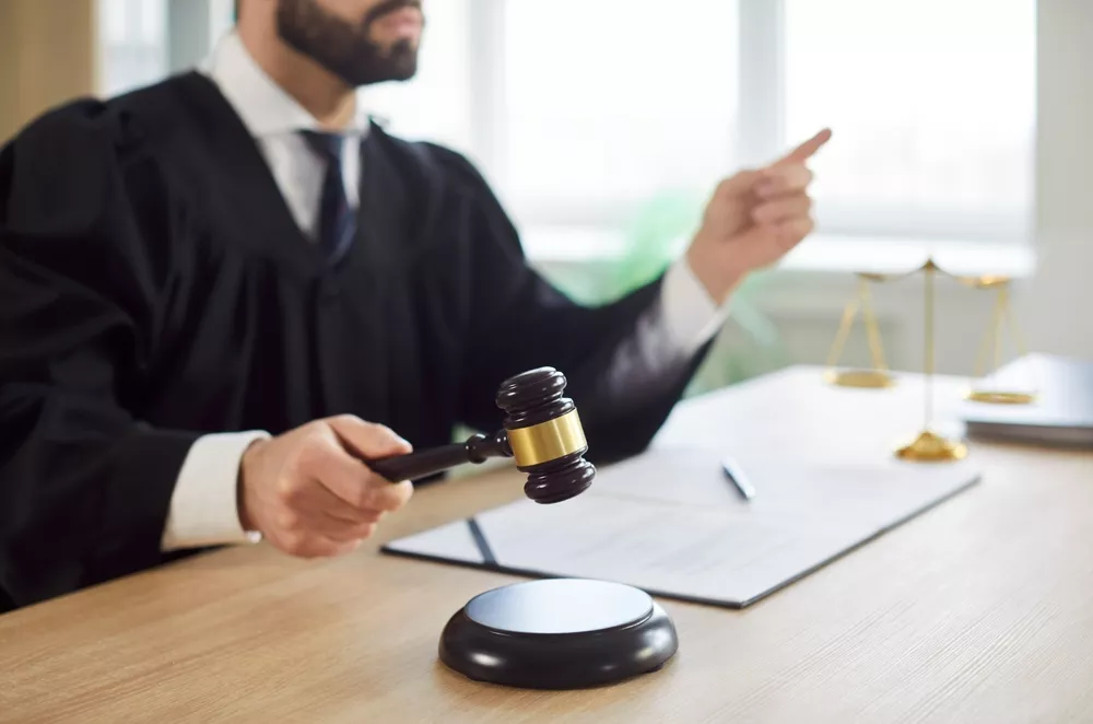 soudce řešící konflikt