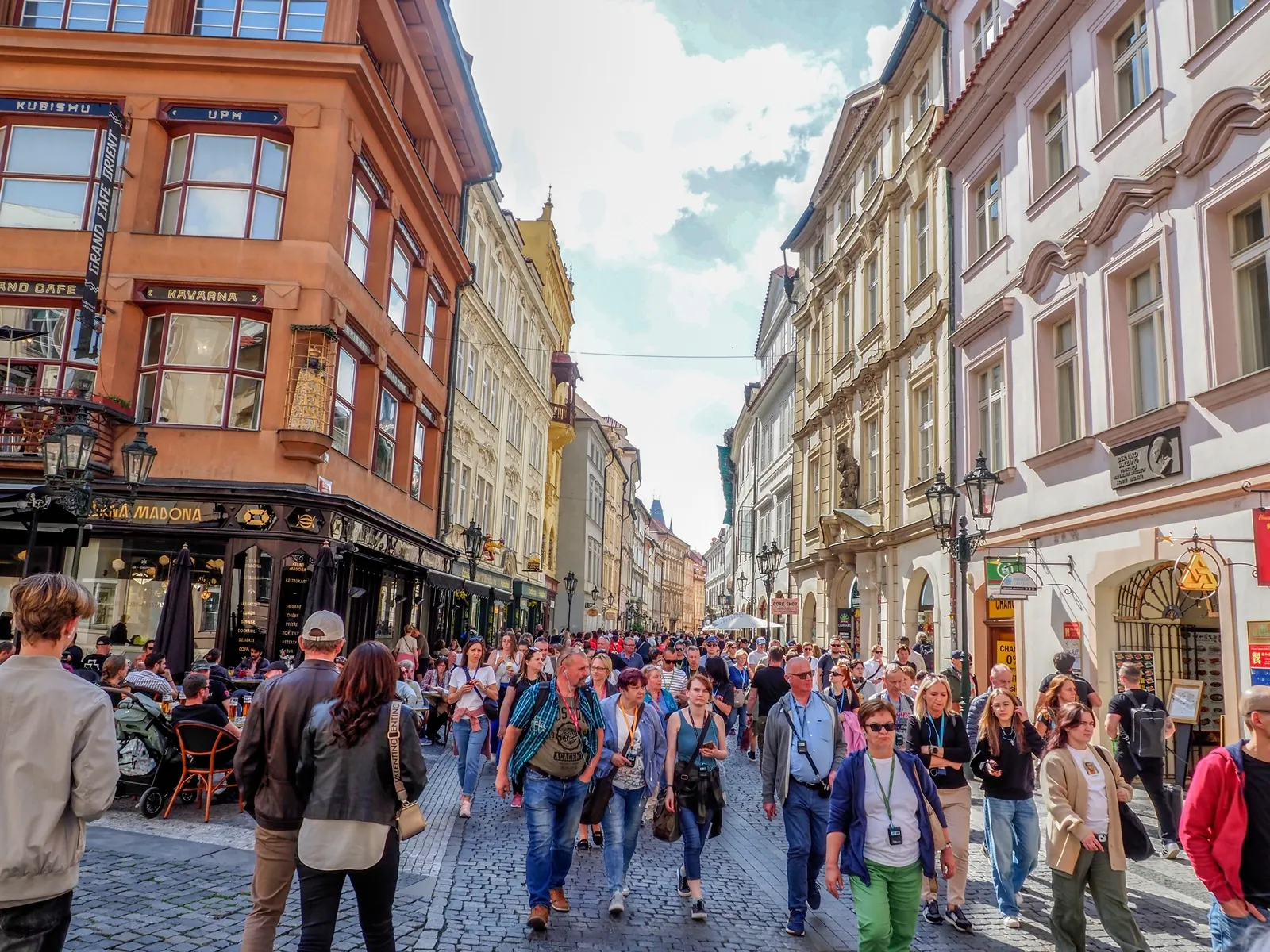 Kolik korun měsíčně je potřeba vydělat na pohodlný život v Praze? Zbytku Česka spadne čelist