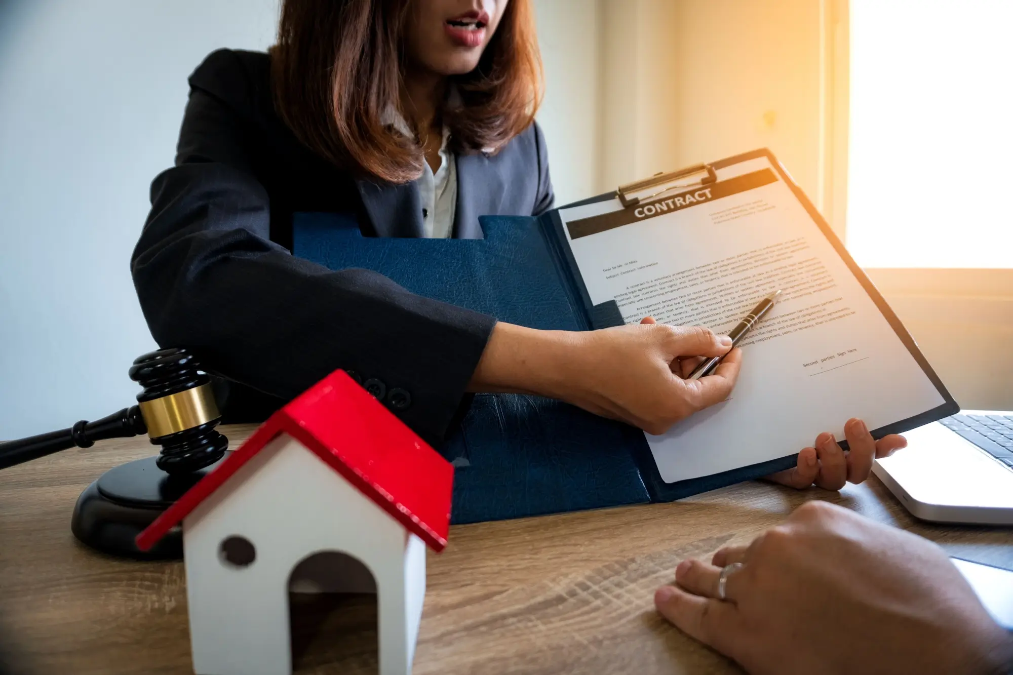 Právnička vysvětlující pojištění nemovitosti.