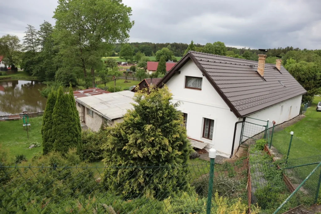 Rodinn&yacute; dům se zahradou a v&yacute;hledem na rybn&iacute;k, nab&iacute;zen&yacute; k prodeji st&aacute;tem přes &Uacute;ZSVM