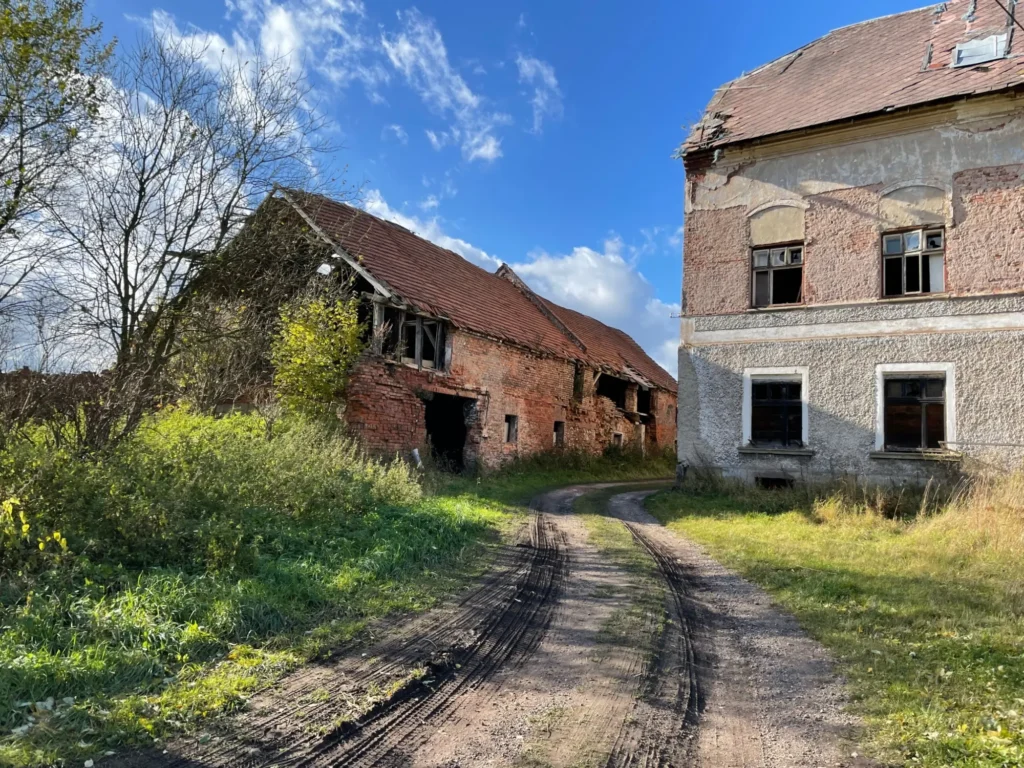 Opu&scaron;těn&yacute; ch&aacute;traj&iacute;c&iacute; statek nab&iacute;zen&yacute; k prodeji v aukci st&aacute;tn&iacute;ho majetku &Uacute;ZSVM