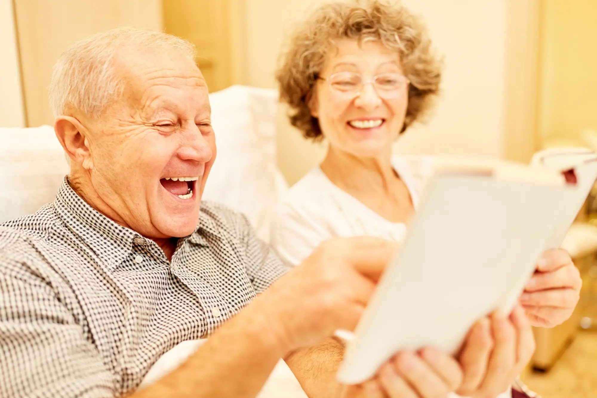 Starší pár procvičující mozek u IQ testů.