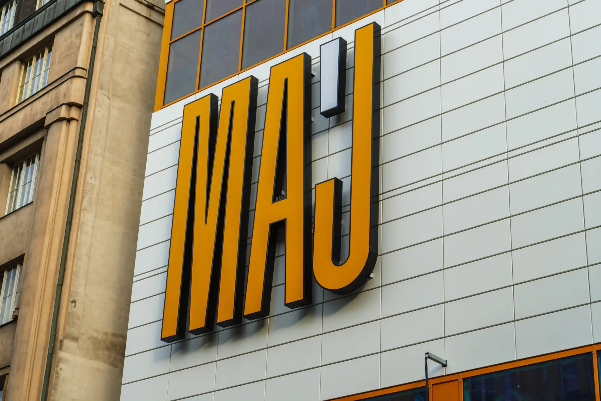 Jaké byly platy a kolik stály základní potraviny v roce 1989 ve srovnání s dneškem. Jak moc si Češi polepšili?