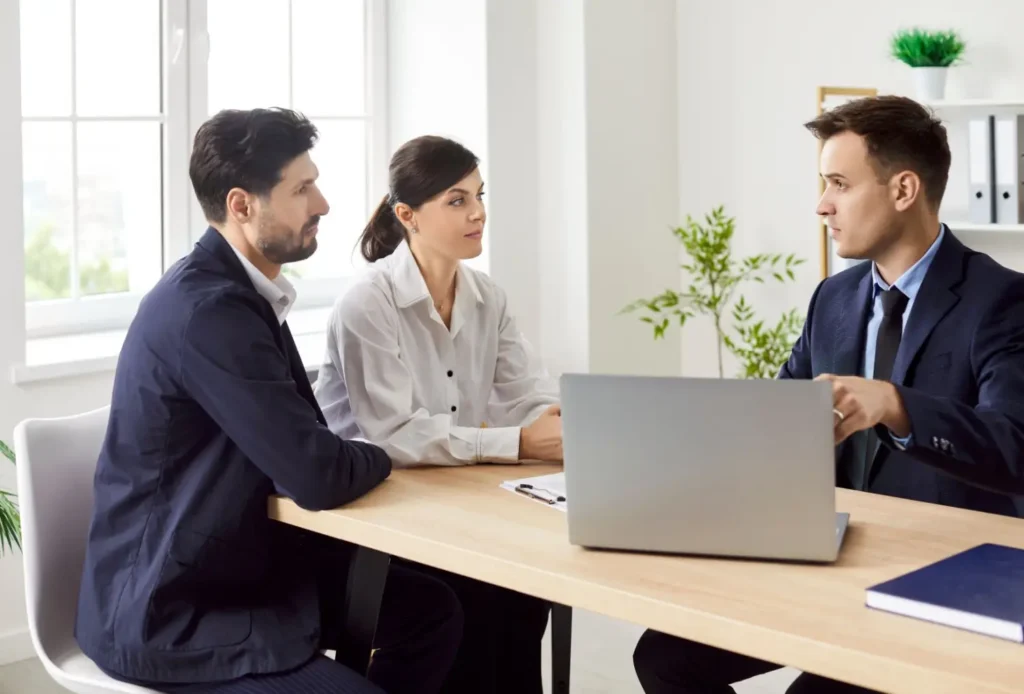 Muž a žena sed&iacute; u stolu s pr&aacute;vn&iacute;kem