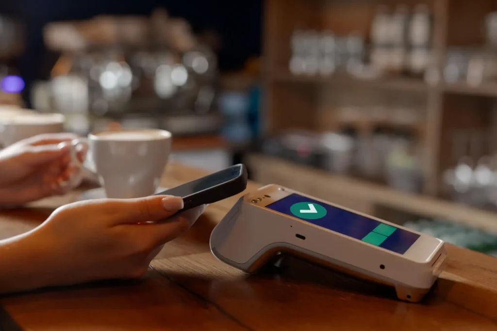 Platby mobilem tu budou ještě dlouho