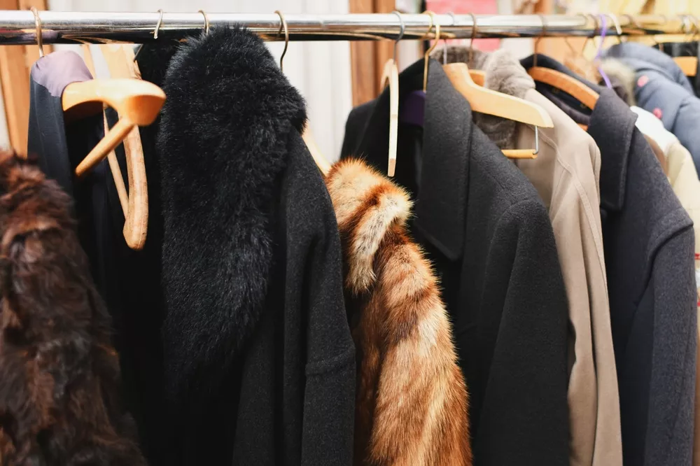 Sedm věci z babiččiny skříně, které prodáte na Vinted za desetitisíce