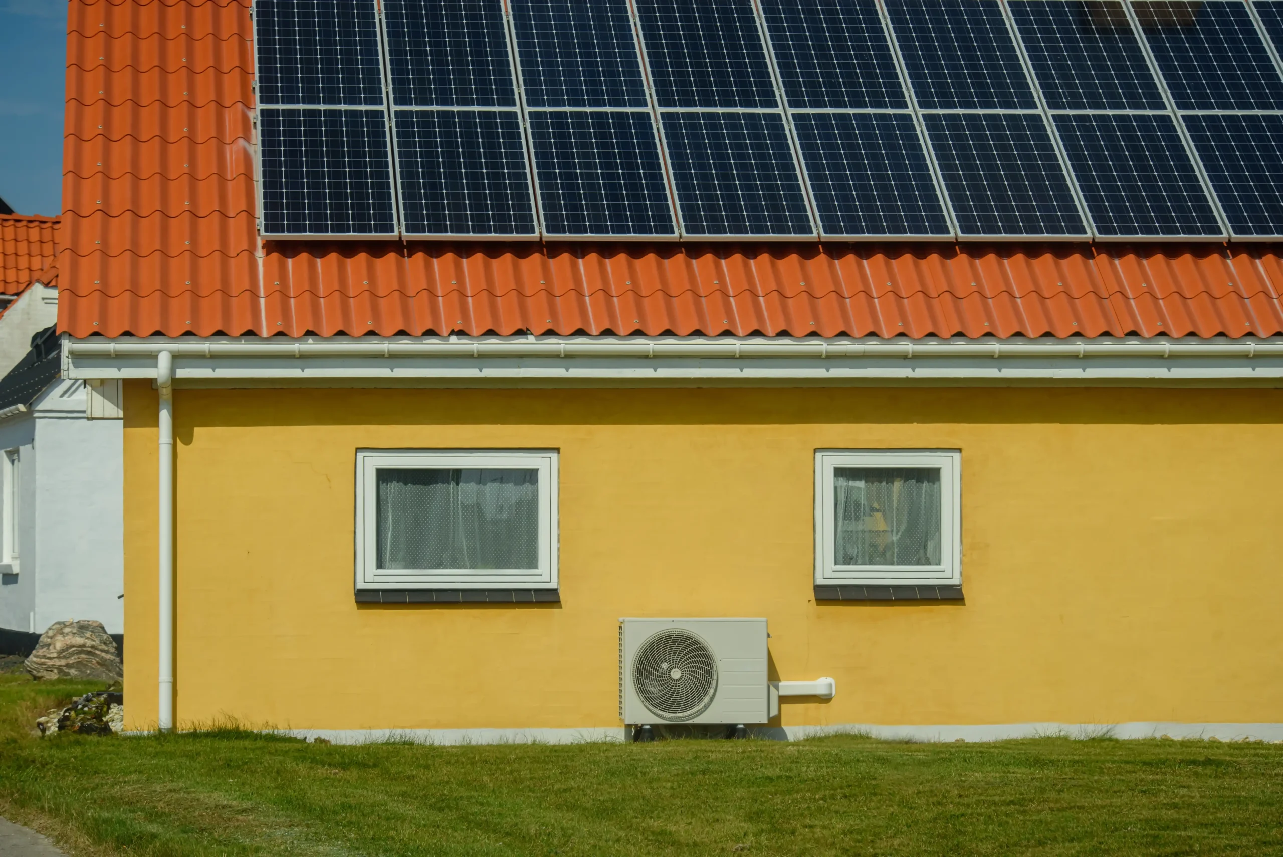 Sol&aacute;rn&iacute; panely a tepeln&eacute; čerpadlo