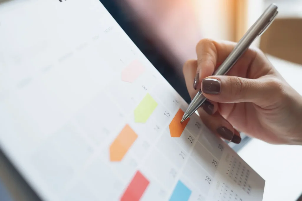 Žena znač&iacute; pozn&aacute;mky do kalend&aacute;ře