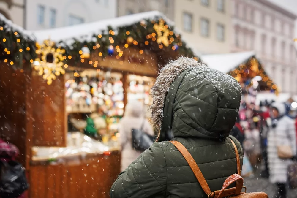 žena u jednoho z v&aacute;nočn&iacute;ch st&aacute;nků