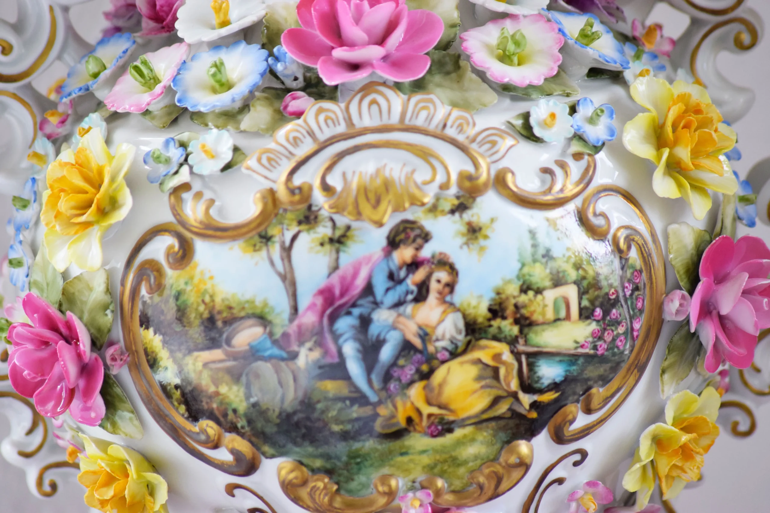 Detail ručně malovan&eacute; v&aacute;zy