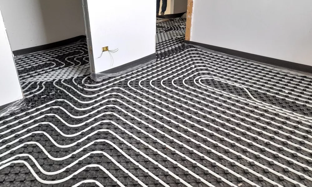 Kdy se vyplatí přejít z radiátorů na podlahové vytápění? Spočítali jsme úsporu i cenu za stavební práce