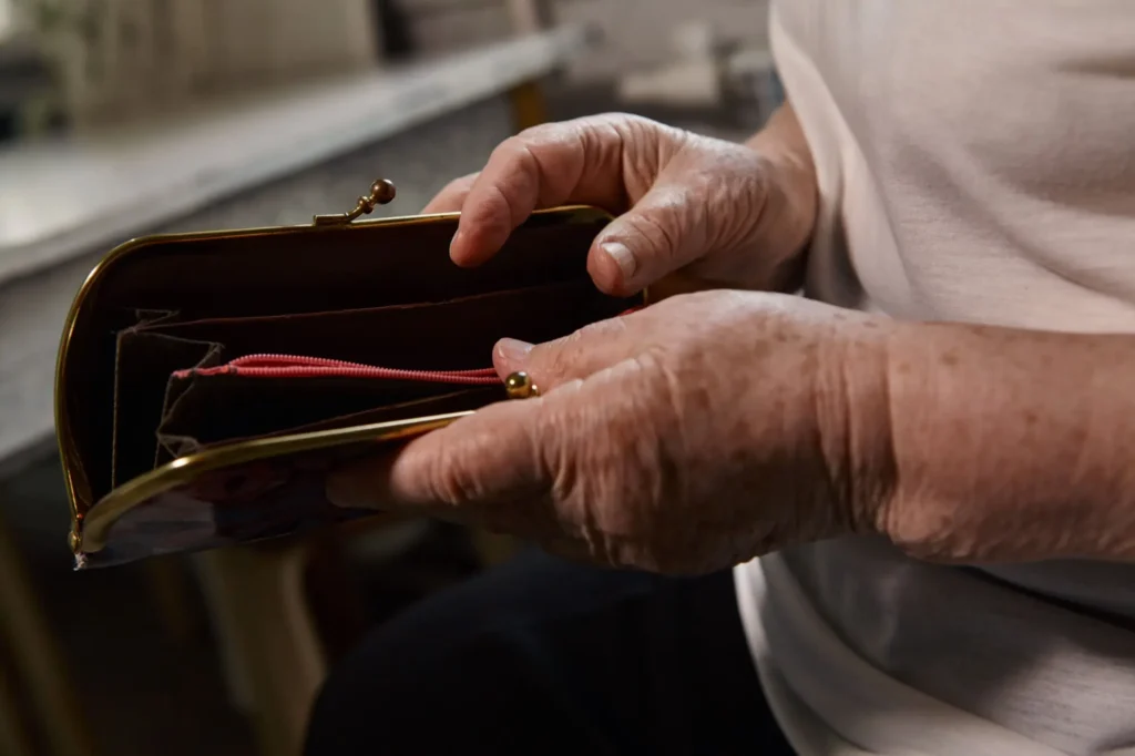 Star&scaron;&iacute; žena se d&iacute;v&aacute; do peněženky