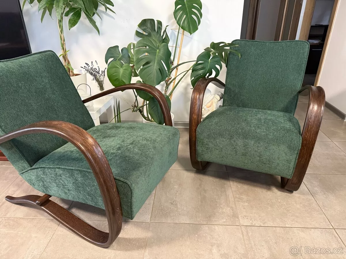 Dvojice vz&aacute;cn&yacute;ch křesel Halabala H-269
