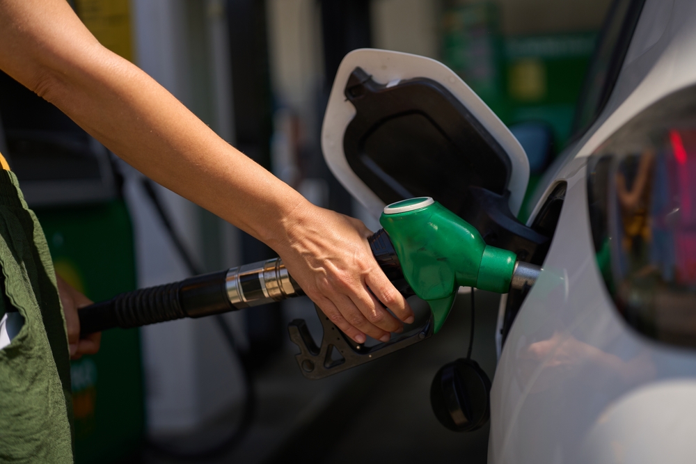 Vláda proti drahým pohonným hmotám: tlak na marže, možné snížení daní i uvolnění ropy