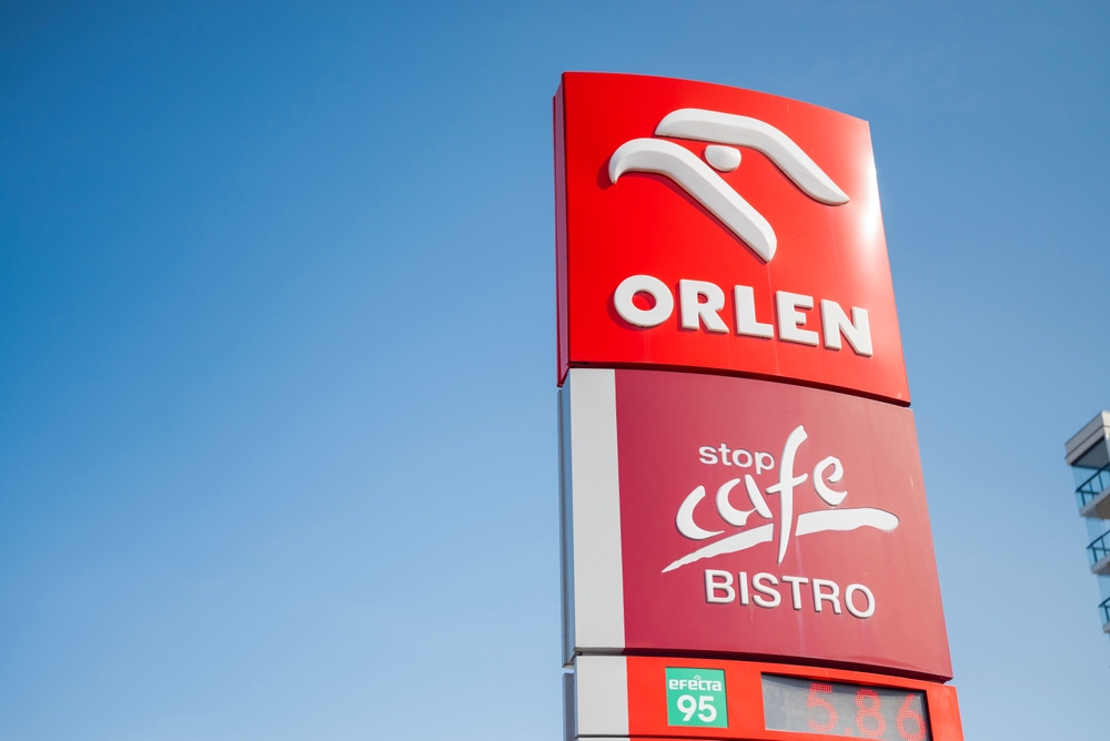 Benzín za 43 korun? Babiš vyhrožuje Orlenu a MOL, opozice mluví o chaosu