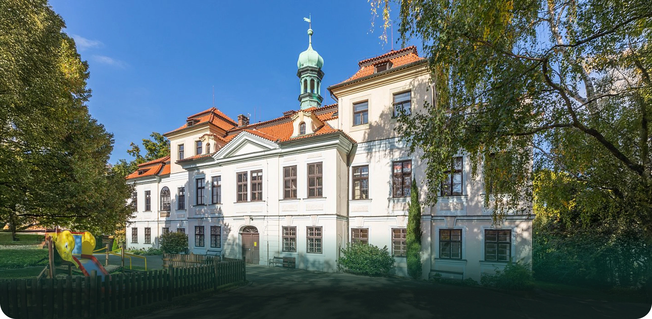 Praha chce za půl miliardy získat Veleslavínský zámek a Národní dům na Vinohradech