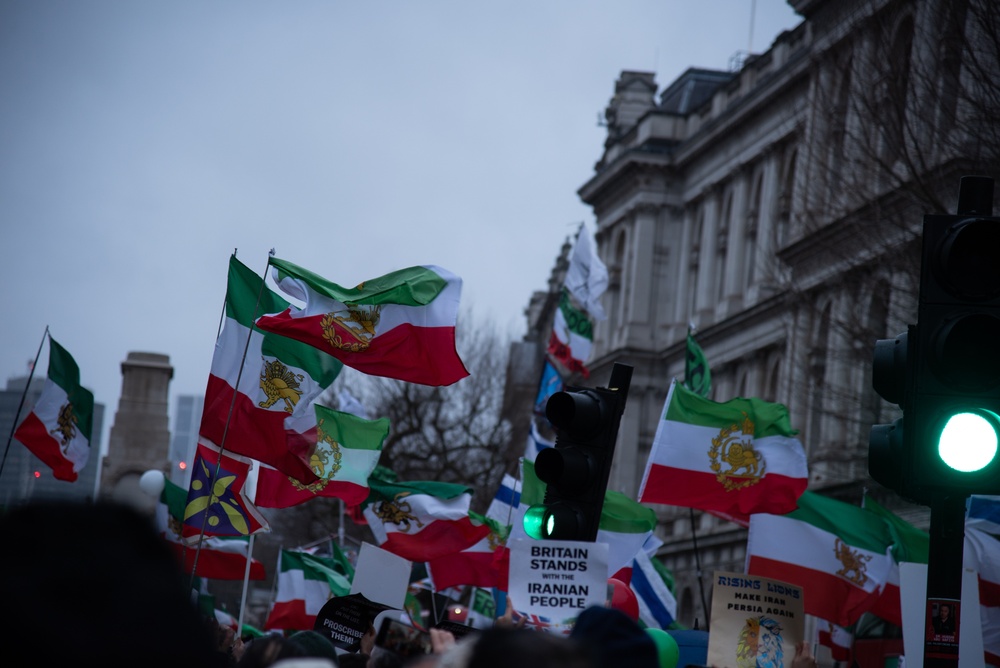 Írán dočasně otevírá Hormuzský průliv. Svět sleduje ropu i mírová jednání