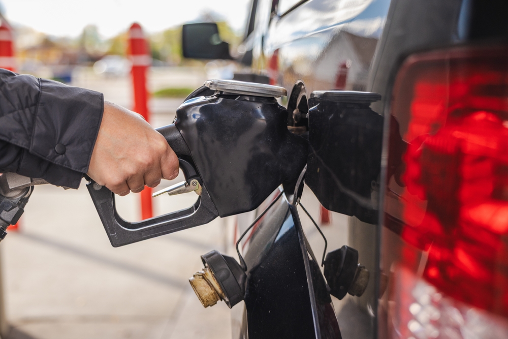 Stát dál snižuje cenové stropy na paliva, kritika regulace sílí