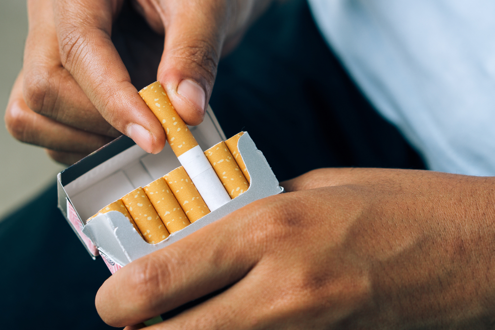 Británie zavádí generaci bez cigaret. Debata, kterou Česko teprve čeká