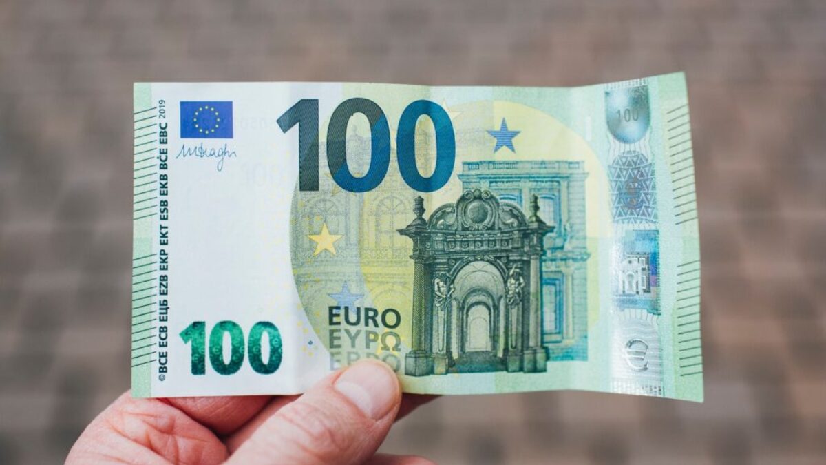 person holding 50 euro bill