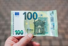 person holding 50 euro bill
