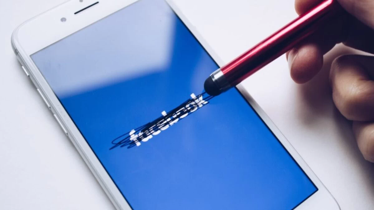 person using silver iPhone 6