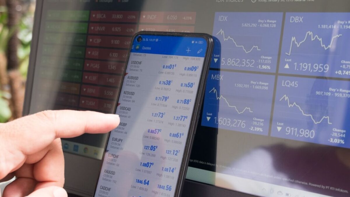 black android smartphone turned on screen