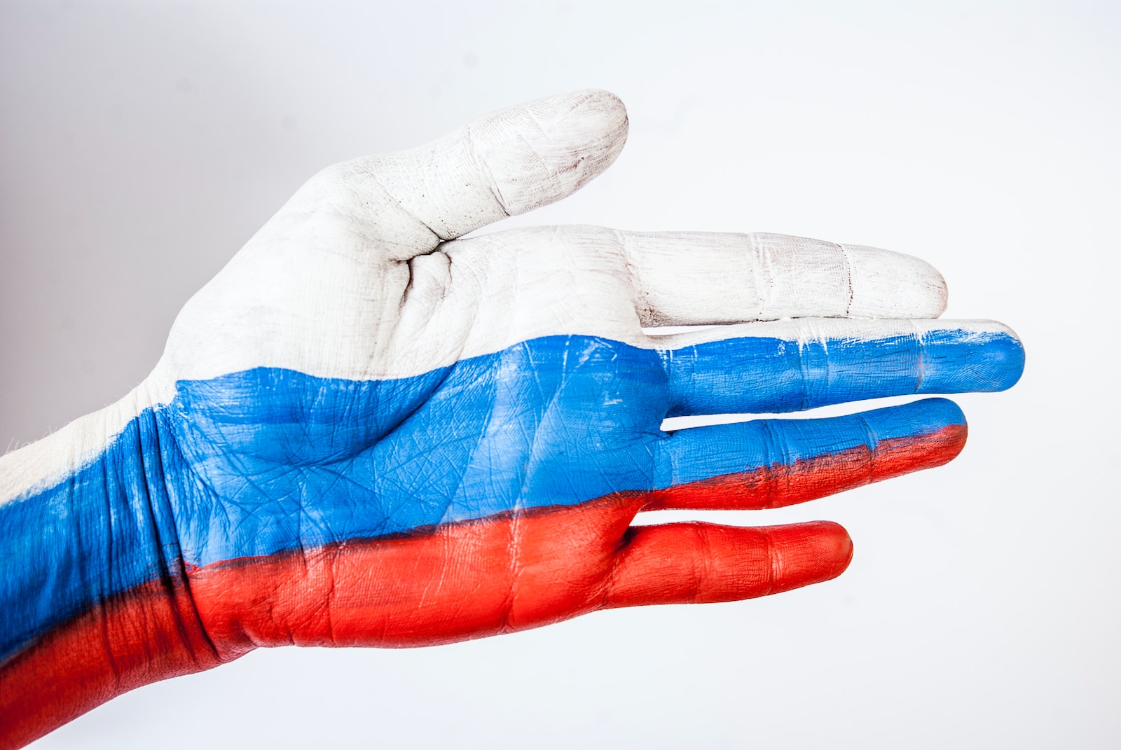 Rusko a jeho vlajka na dlani.