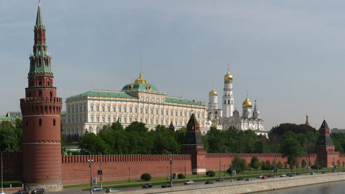 Moscow Kremlin from Kamenny bridge.jpg