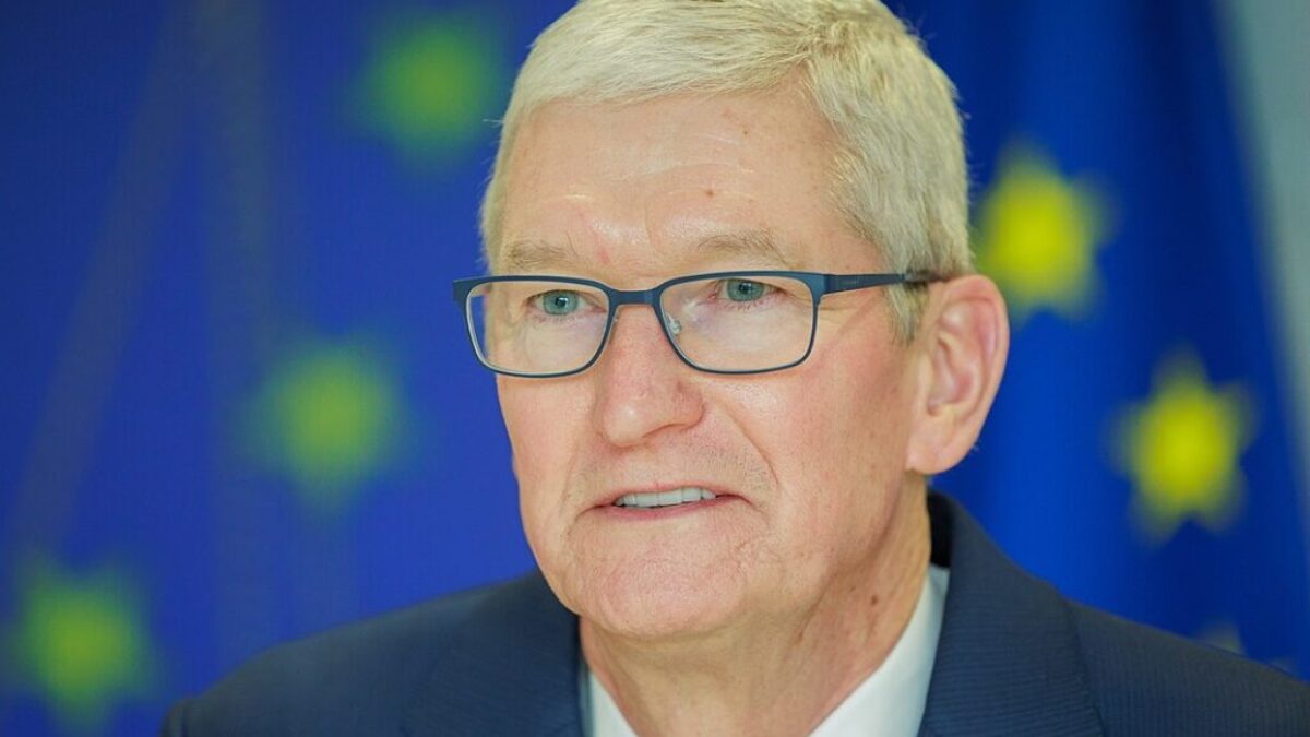 Šéf Apple Tim Cook je na překvapivé návštěvě Číny. Lobbuje za prodeje a setkal se s hráči populární hry