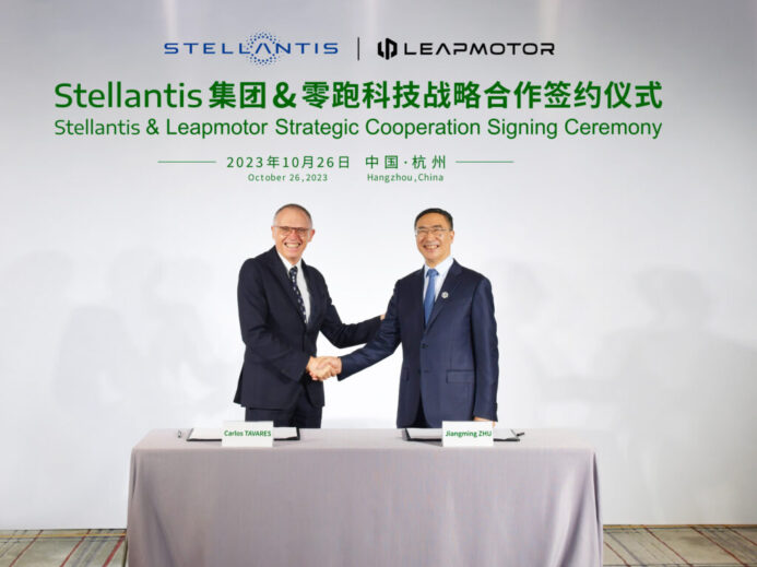 Společnost Stellantis, pod kterou spadají Jeep, Chrysler, Fiat, Citroen či Lancia, koupila podíl v čínské firmě. Ta bude poskytovat levnější elektromobily