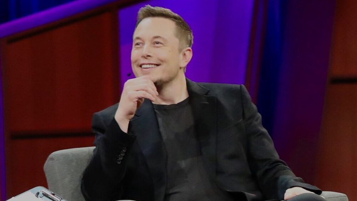 Elon Musk slíbil cenově dostupnější modely Tesla. Předvedl sebevědomý projev