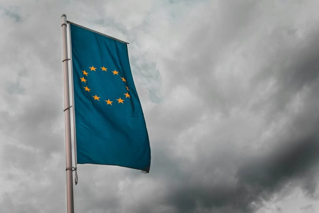 Sara Kurfeß - ByznysDeník teal flag under cloudy sky