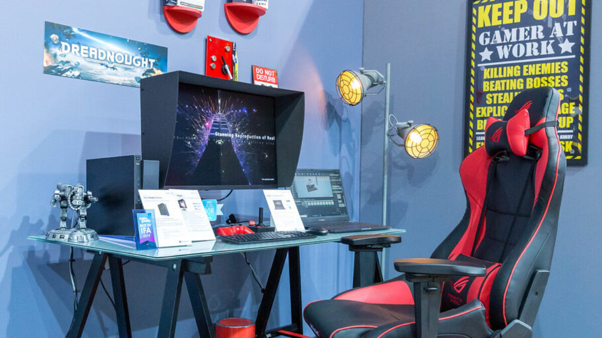 Zdroj 'Gamer at work' desk, gaming chair and Asus' ProArt Station D940MX PC with sleek chassis & Nvidia GeForce RTX 2080 Ti