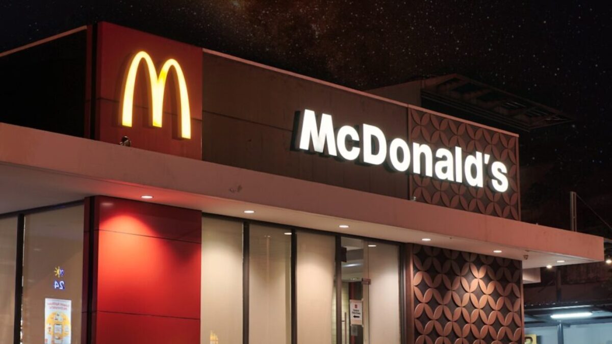 a mcdonald's restaurant is lit up at night