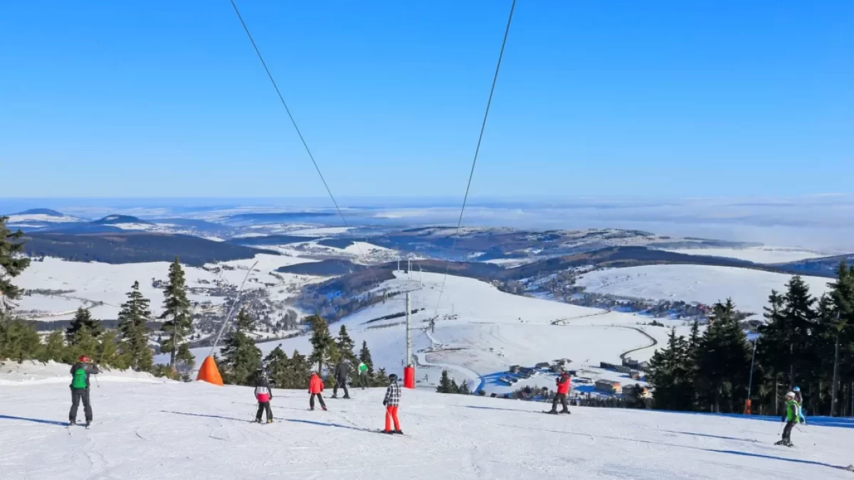 Lyžaři ve skiareálu Klínovec