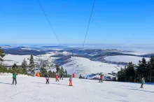 Lyžaři ve skiareálu Klínovec